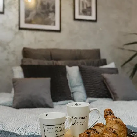 Foxtrot, F210 Apartment